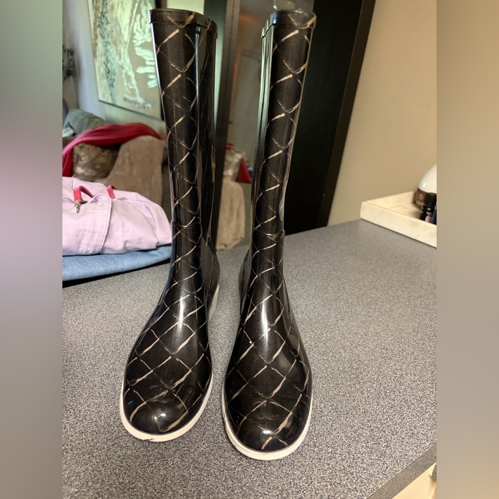 CHANEL (rain boots)